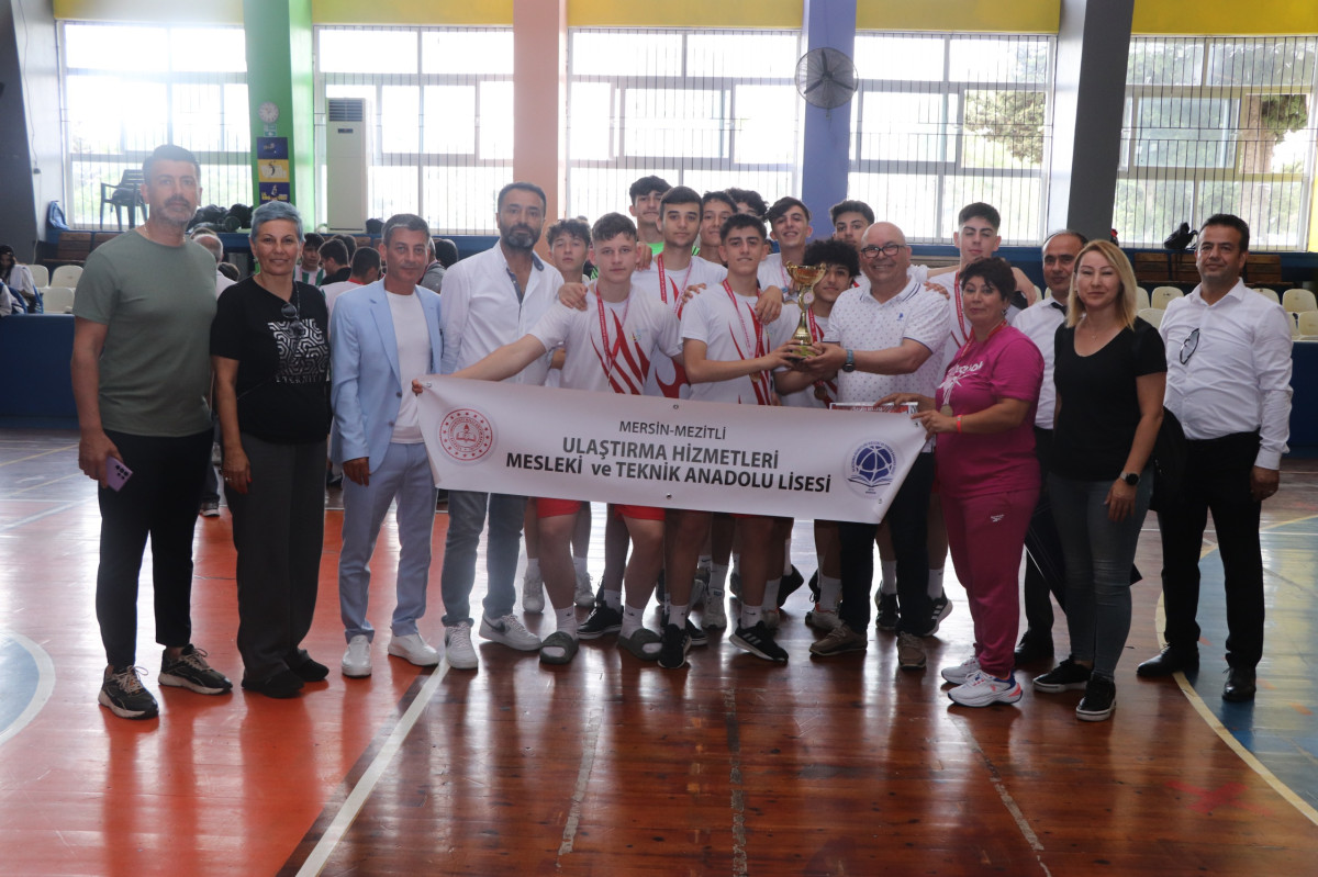 FUTSAL TURNUVASI FİNALİ VE ÖDÜL TÖRENİ DUMLUPINAR ANADOLU İMAM HATİP LİSESİ KAPALI SPOR SALONUNDA GERÇEKLEŞTİRİLDİ