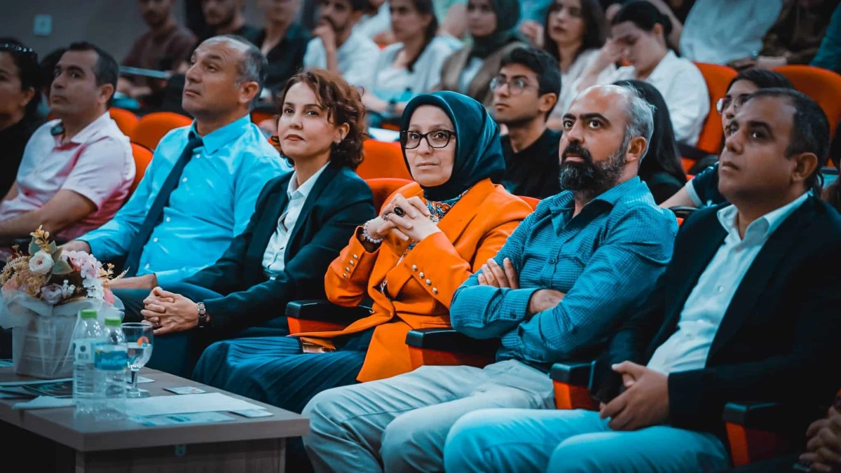 GELECEĞİN ÖĞRETMENLERİ EĞİTİM TEKNOLOJİLERİYLE TANIŞTI