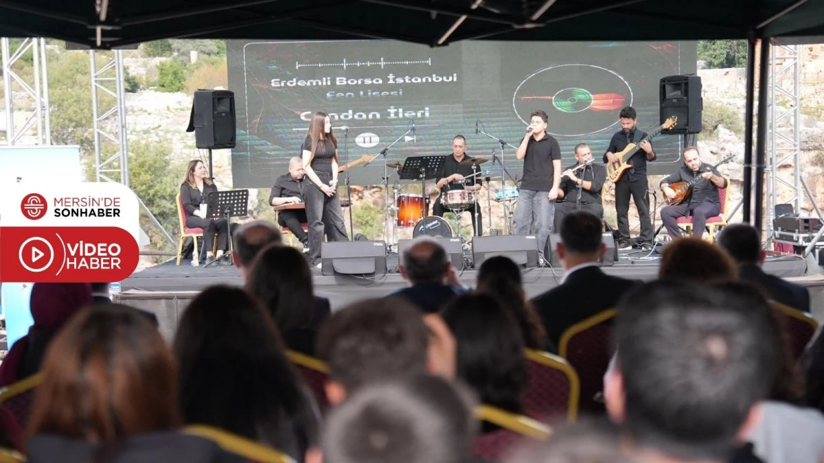 GEN&Ccedil;LER T&Uuml;RK&Uuml;LERLE GELECEĞE K&Ouml;PR&Uuml; KURDU