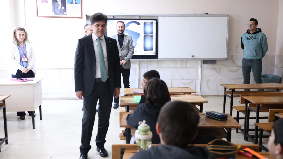 İL MİLL&Icirc; EĞİTİM M&Uuml;D&Uuml;R&Uuml; MUHAMMED &Ouml;ZDEMİRCİ, ADNAN MENDERES ORTAOKULUNU ZİYARET ETTİ