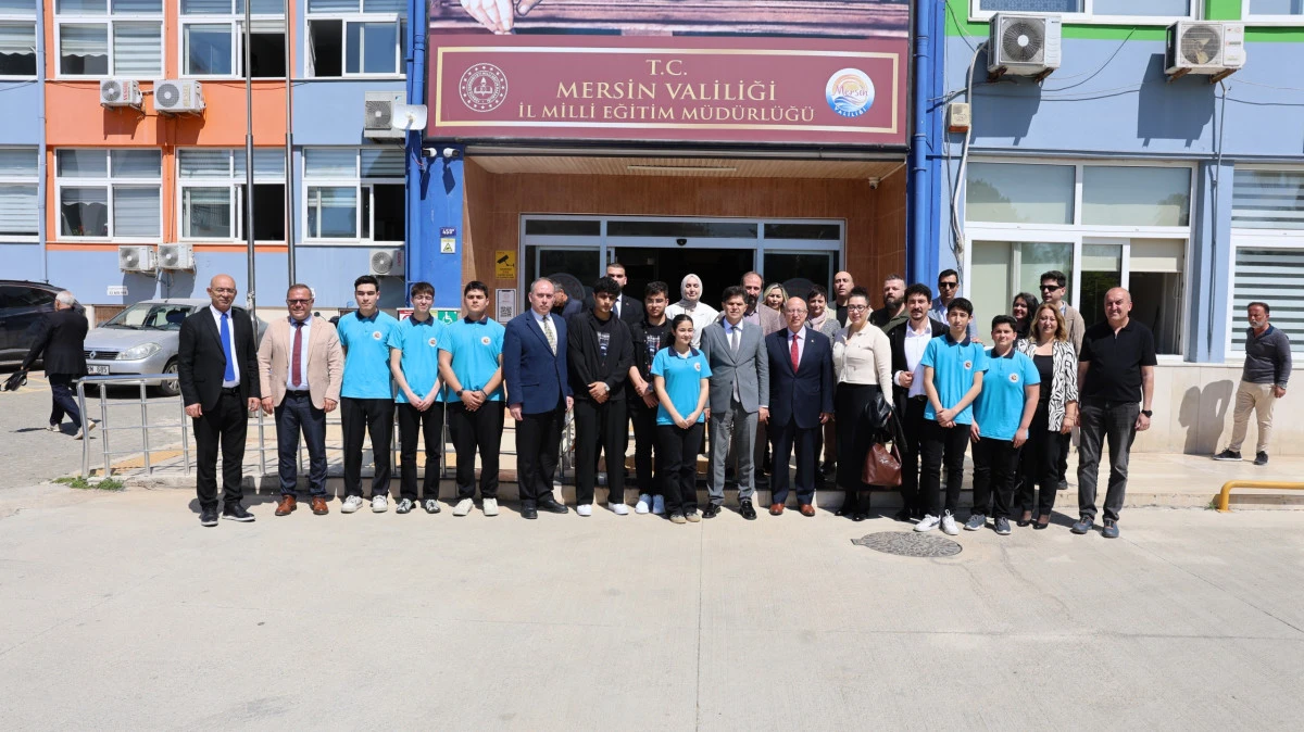 İL MİLL&Icirc; EĞİTİM M&Uuml;D&Uuml;R&Uuml; MUHAMMED &Ouml;ZDEMİRCİ, DERECEYE GİREN &Ouml;ĞRENCİLERLE BULUŞTU