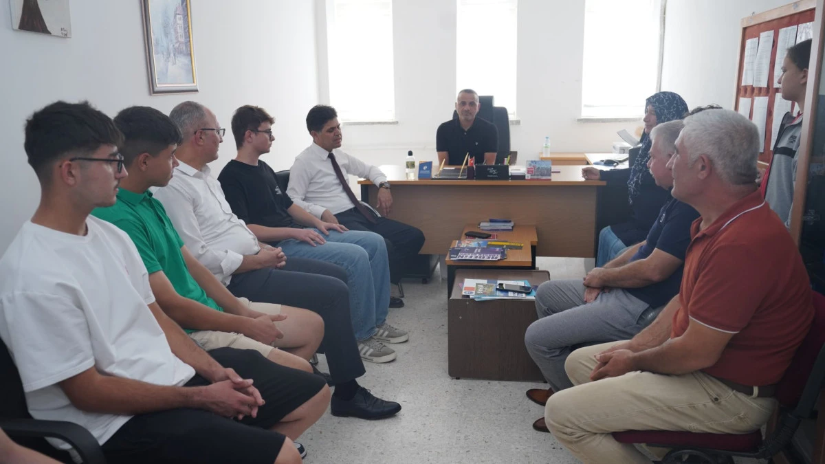İL MİLL&Icirc; EĞİTİM M&Uuml;D&Uuml;R&Uuml; MUHAMMED &Ouml;ZDEMİRCİ, ERDEMLİ ANADOLU LİSESİNDE YKS TERCİHİ YAPAN &Ouml;ĞRENCİLERLE BİR ARAYA GELDİ
