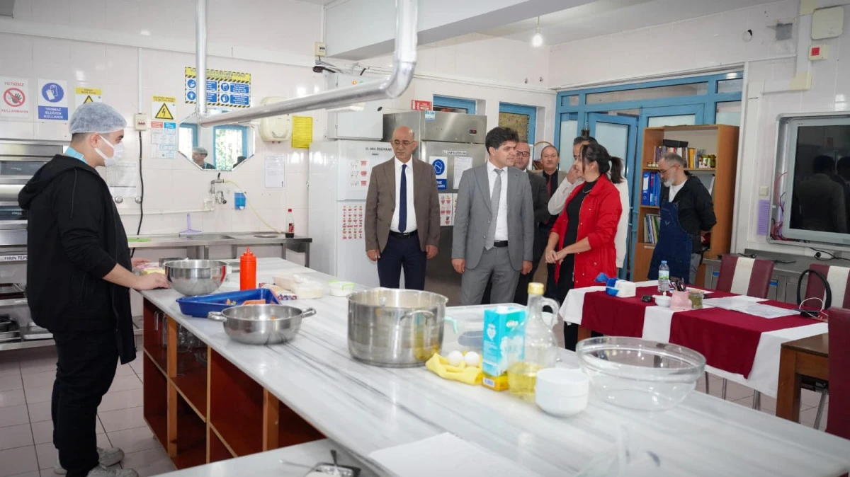 İL MİLLÎ EĞİTİM MÜDÜRÜ MUHAMMED ÖZDEMİRCİ OKUL ZİYARETLERİNİ SÜRDÜRÜYOR