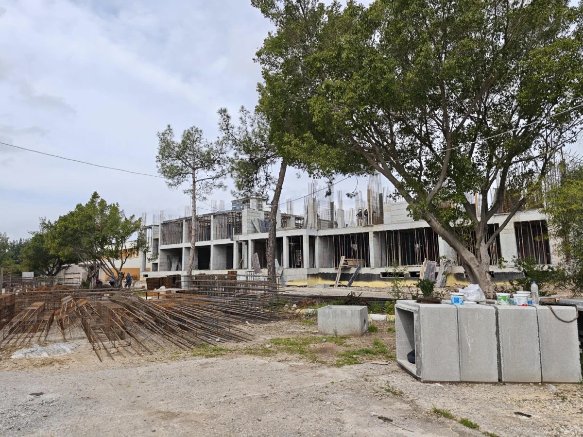 İL MİLL&Icirc; EĞİTİM M&Uuml;D&Uuml;R&Uuml; MUHAMMED &Ouml;ZDEMİRCİ TARSUS'TA YAPIMI DEVAM EDEN OKULLARDA İNCELEMELERDE BULUNDU