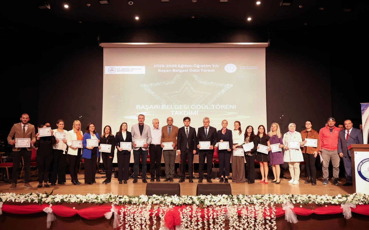 İL MİLLÎ EĞİTİM MÜDÜRÜ MUHAMMED ÖZDEMİRCİ, YENİŞEHİR'DEKİ BAŞARI BELGESİ TAKDİM TÖRENİ'NE KATILDI