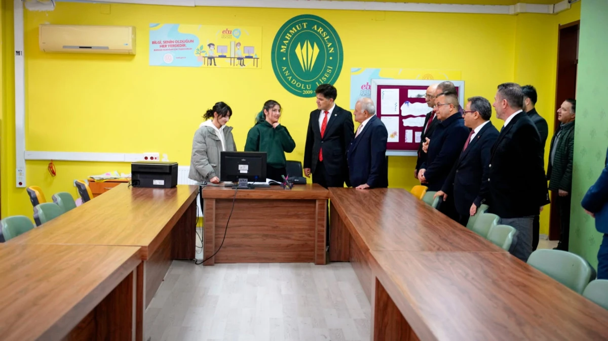 İL MİLL&Icirc; EĞİTİM M&Uuml;D&Uuml;R&Uuml; &Ouml;ZDEMİRCİ, İKİNCİ D&Ouml;NEMİN İLK G&Uuml;N&Uuml;NDE &Ouml;ĞRENCİLERLE BAYRAK T&Ouml;RENİNE KATILDI