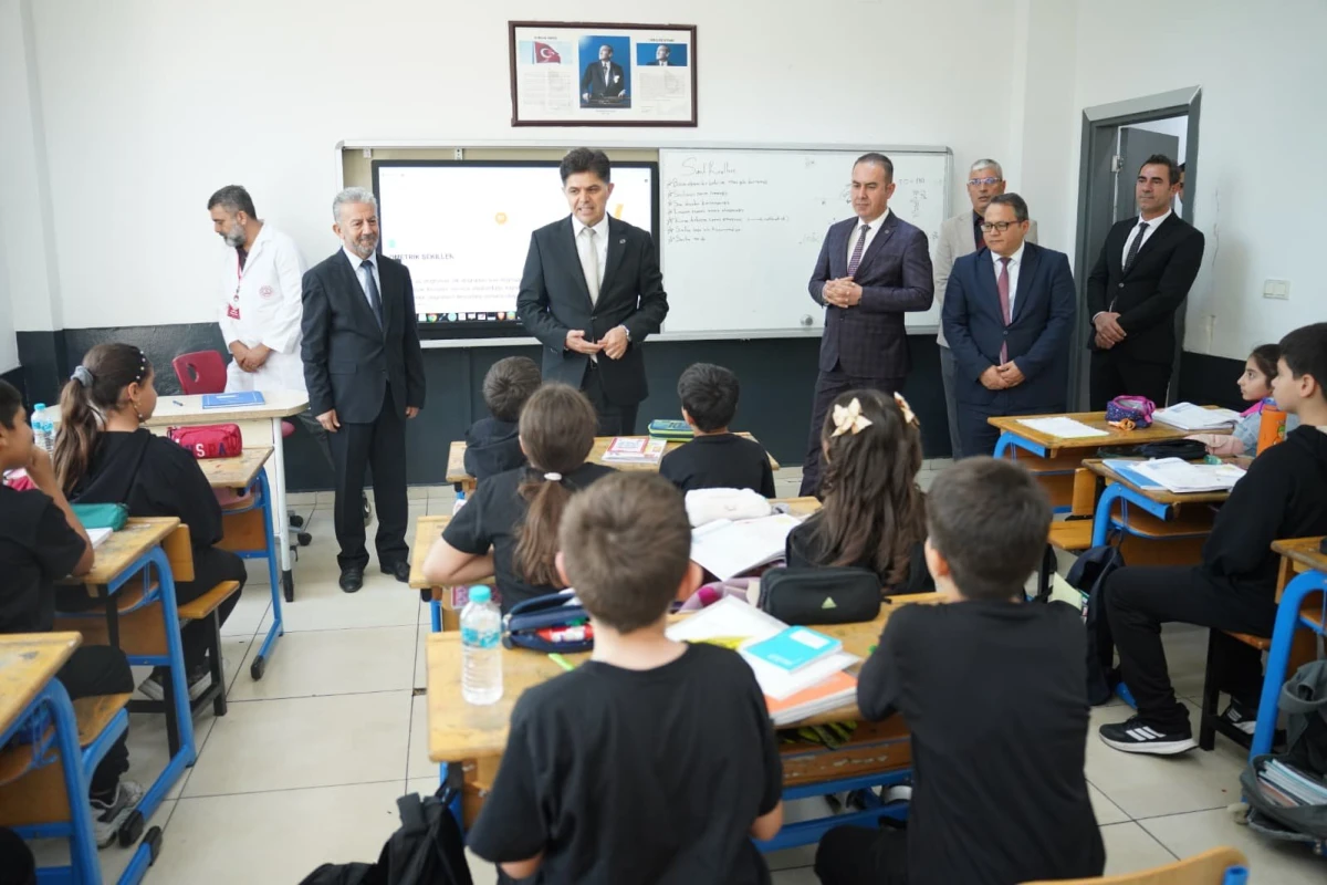 İL MİLL&Icirc; EĞİTİM M&Uuml;D&Uuml;R&Uuml; &Ouml;ZDEMİRCİ&rsquo;DEN ŞEHİT EROL OL&Ccedil;OK İMAM HATİP ORTAOKULUNA ZİYARET