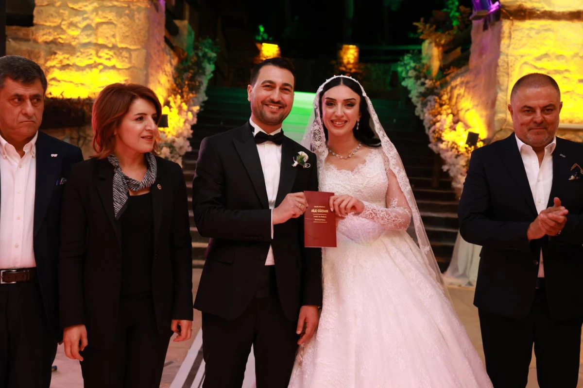 İMRAK AİLESİNİN MUTLU GÜNÜ: SERHAT İMRAK İLE CEREN KURT DÜNYA EVİNE GİRDİ!