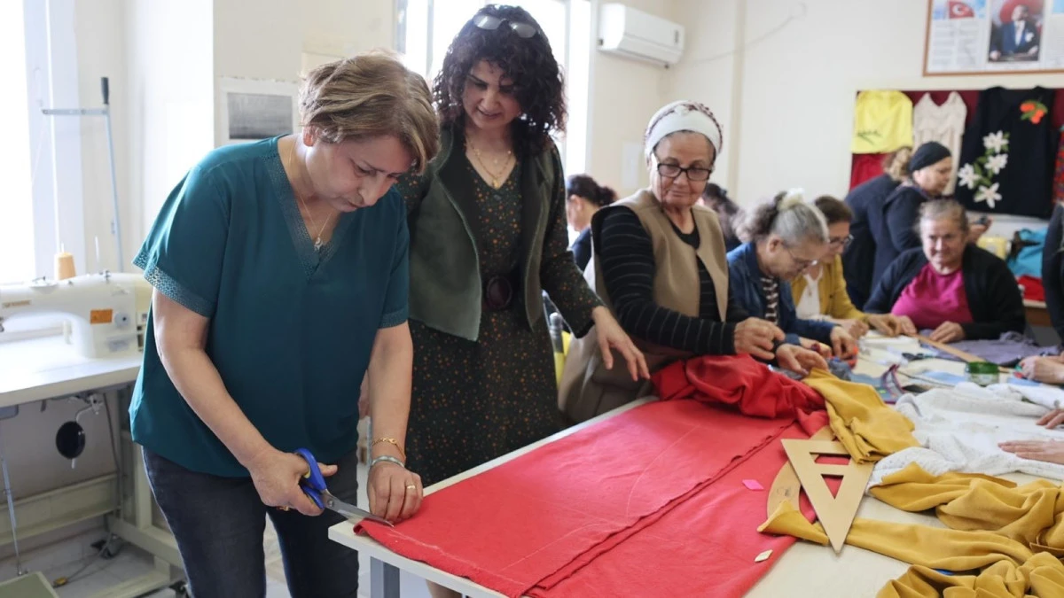KANSERE KARŞI MAKİNE BAŞINDA M&Uuml;CADELE: AKDENİZ BELEDİYESİ SANAT EVLERİ KADINLARA YAŞAM SEVİNCİ AŞILIYOR