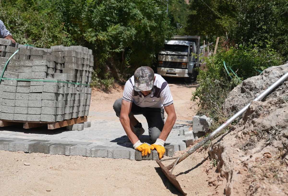 KIRSAL MAHALLELERDE YOLLAR PARKEYLE YENİLENİYOR