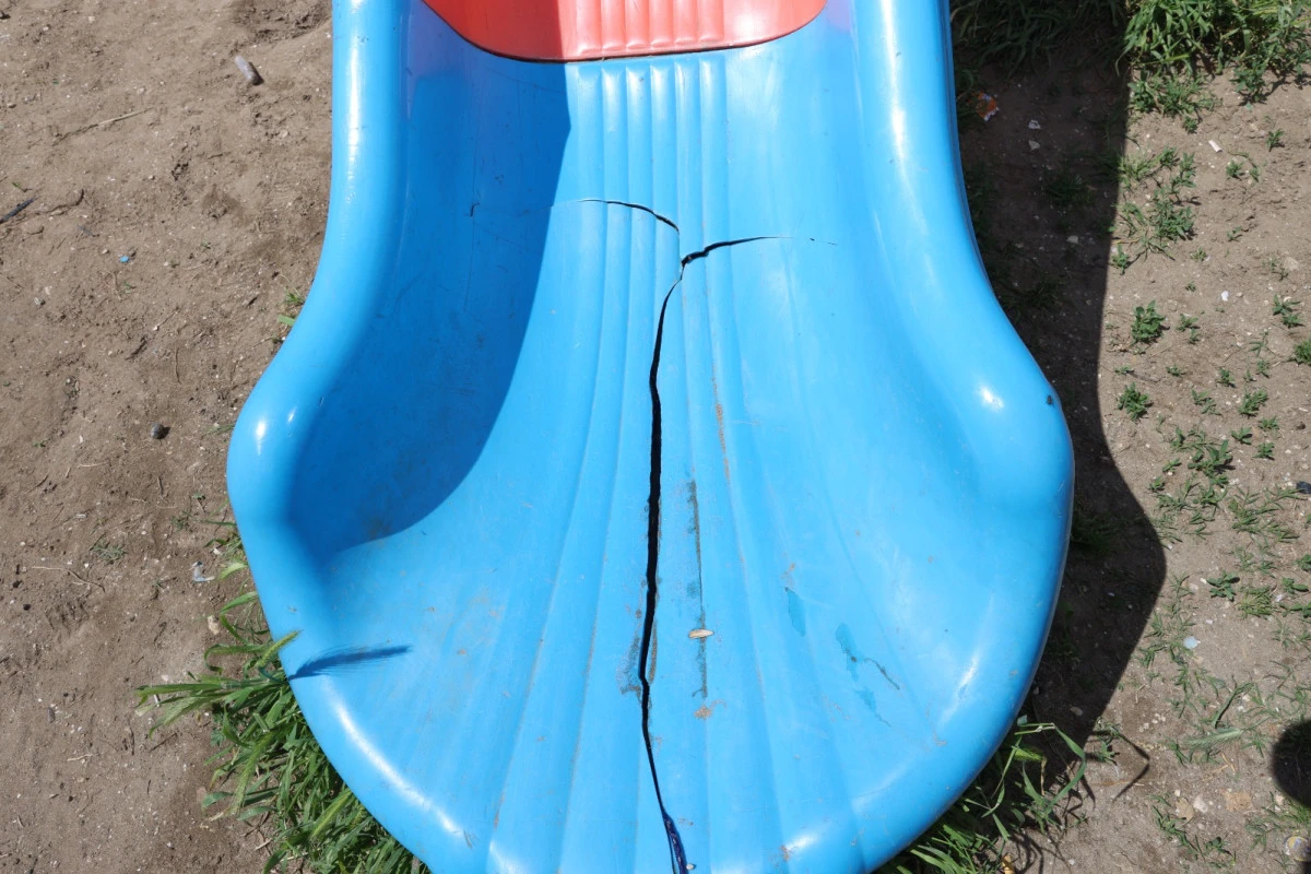 MERSİN AKDENİZ&rsquo;DE &Ccedil;OCUK PARKINA &Ccedil;İRKİN SALDIRI: OYUN GRUPLARI ATEŞE VERİLDİ