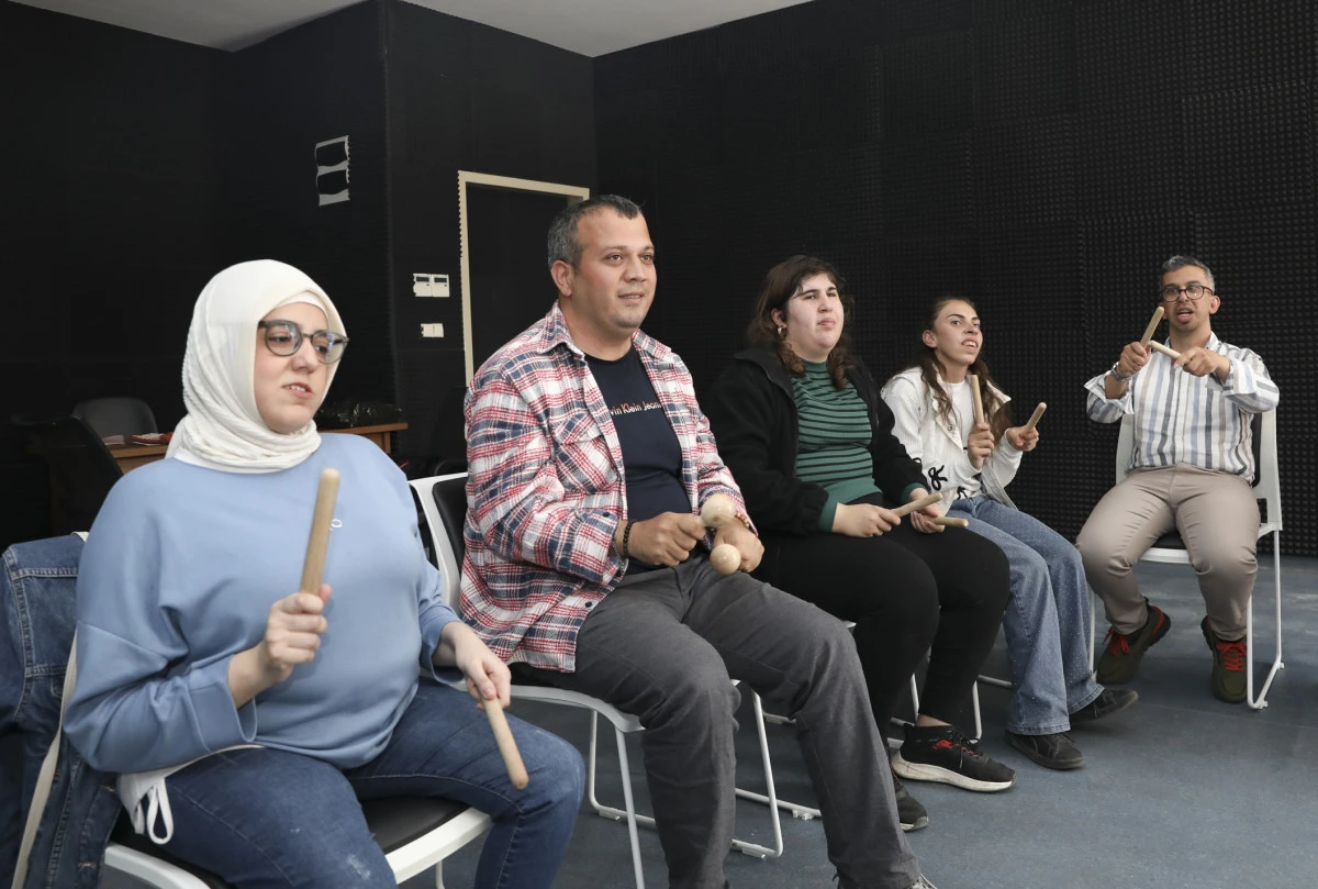 MERSİN B&Uuml;Y&Uuml;KŞEHİR ENGELLERİ BU KEZ M&Uuml;ZİĞİN RİTMİ İLE AŞIYOR