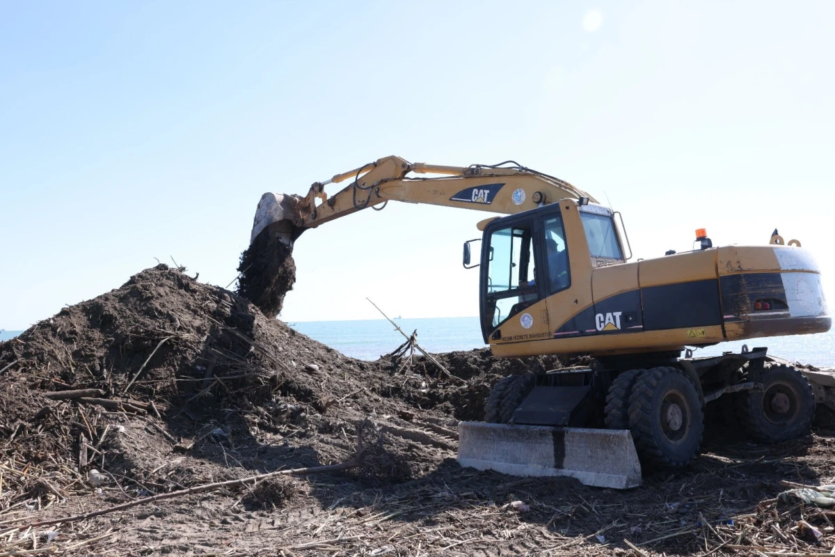 MERSİN MİLLET BAH&Ccedil;ESİ SAHİLİ BAL&Ccedil;IKTAN TEMİZLENİYOR