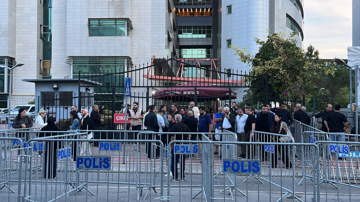 MERSİN&rsquo;DE 3 BELEDİYE BAŞKANI DAHİL 34 Ş&Uuml;PHELİ TUTUKLANDI