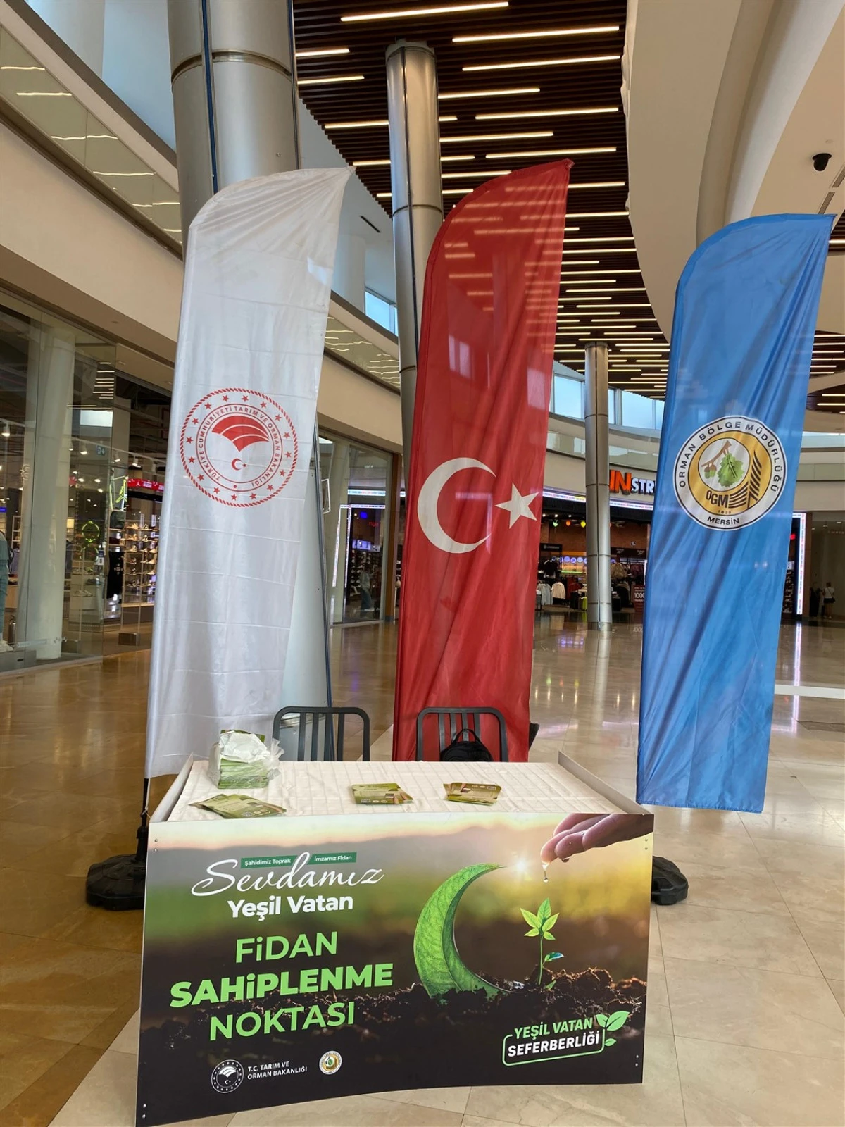 MERSİN’DE ALIŞVERİŞ MERKEZLERİNDE ÜCRETSİZ FİDAN DAĞITIMI BAŞLADI