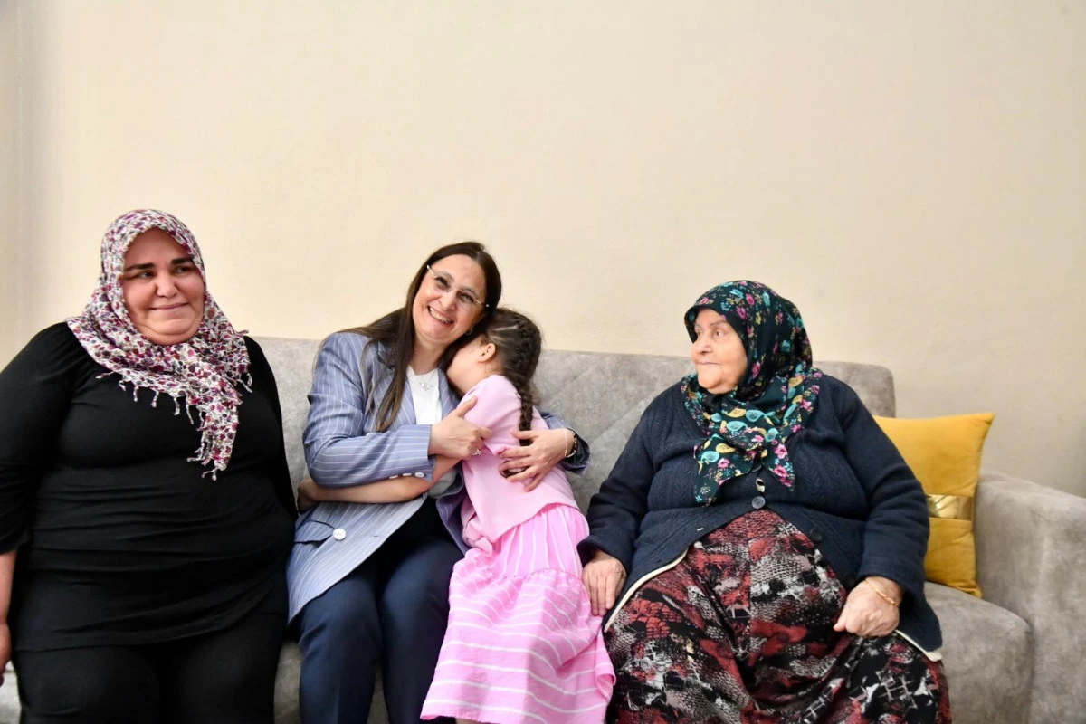 MERSİN&rsquo;DE KORUYUCU AİLEYE ANLAMLI ZİYARET, UYUŞTURUCUYLA M&Uuml;CADELEDE 217 Ş&Uuml;PHELİ YAKALANDI