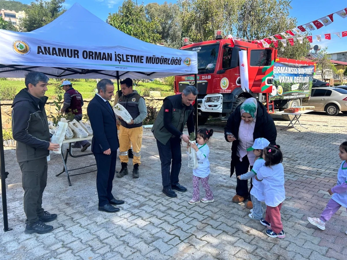 MERSİN&rsquo;DE ORMAN HAFTASI KAPSAMINDA FİDAN DAĞITIMI ETKİNLİĞİ D&Uuml;ZENLENDİ