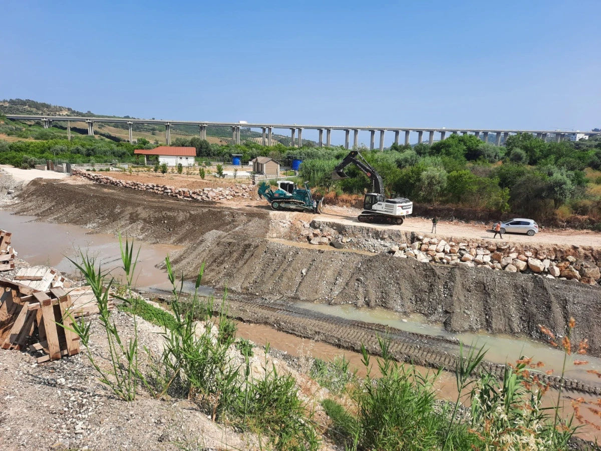 MERSİN&rsquo;DE SEL VE TAŞKIN RİSKİNE KARŞI DERE ISLAHI &Ccedil;ALIŞMALARI S&Uuml;R&Uuml;YOR