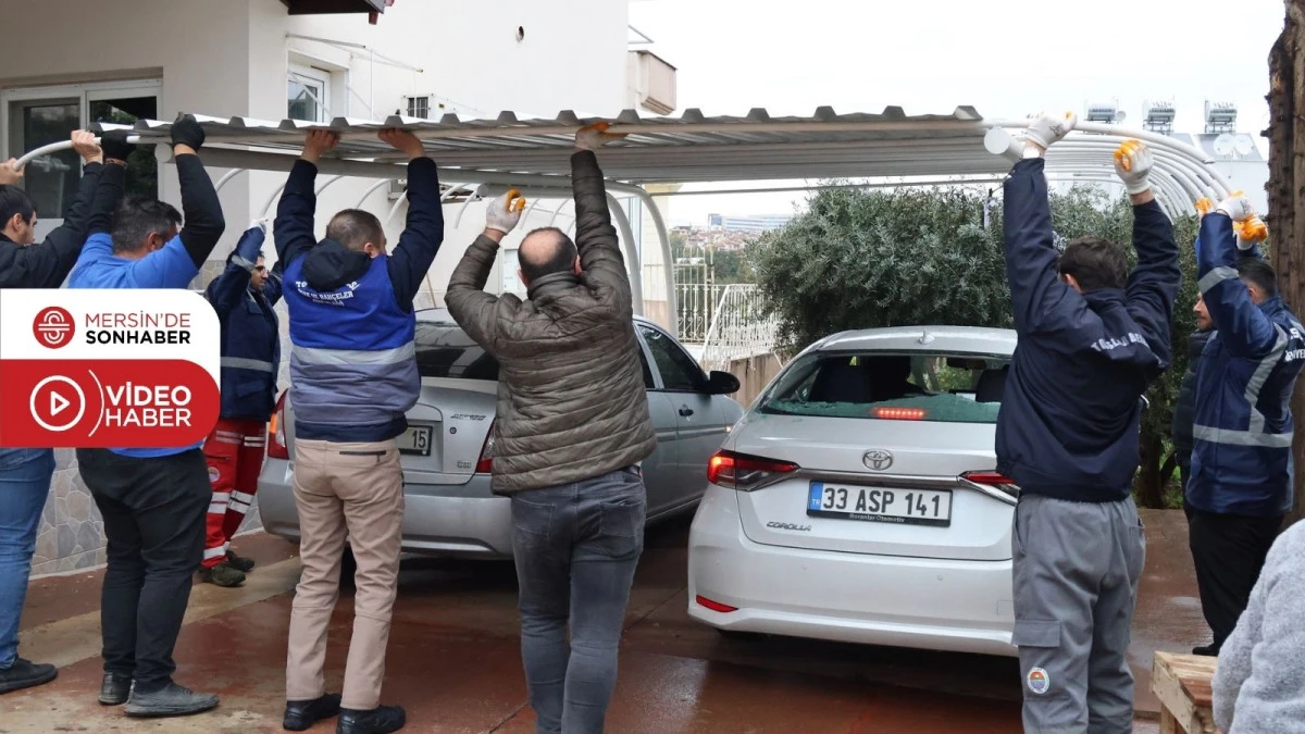 MERSİN&rsquo;DE ŞİDDETLİ FIRTINA AĞA&Ccedil;LARI DEVİRDİ, &Ccedil;ATILARI U&Ccedil;URDU: TOROSLAR BELEDİYESİ ANINDA SAHAYA İNDİ
