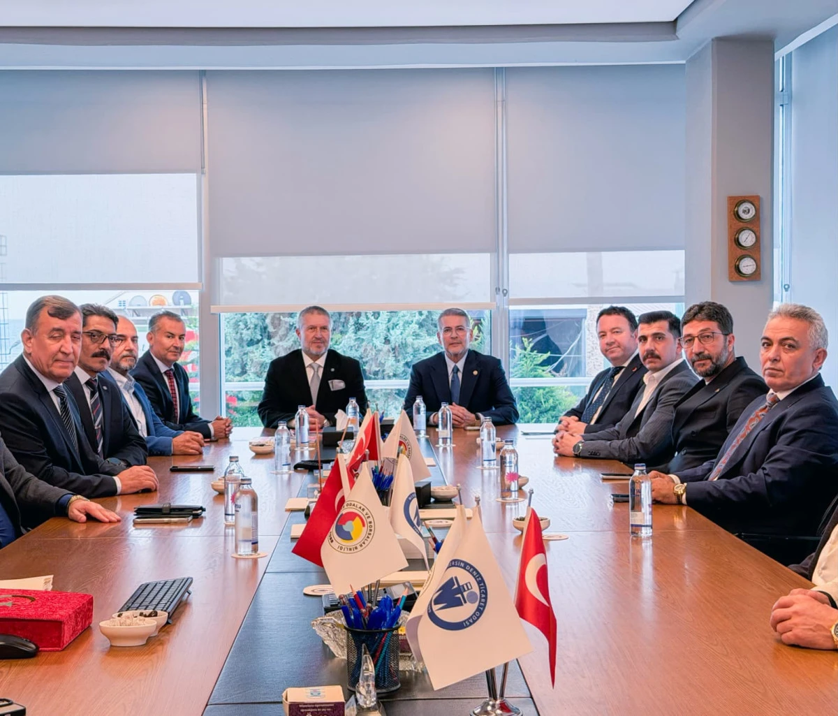 MERSİN&rsquo;İN G&Uuml;L&Uuml;MSEYEN Y&Uuml;Z&Uuml; DR. LEVENT UYSAL SAHADA: MHP TEŞKİLATLARIYLA &Ccedil;ALINMADIK KAPI, SIKILMADIK EL BIRAKMIYOR!