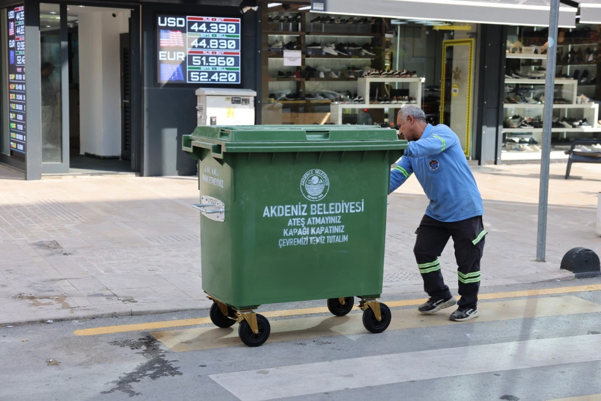 MERSİN&rsquo;İN KENT MERKEZİNDE &Ccedil;&Ouml;P KONTEYNERLERİ YENİLENİYOR