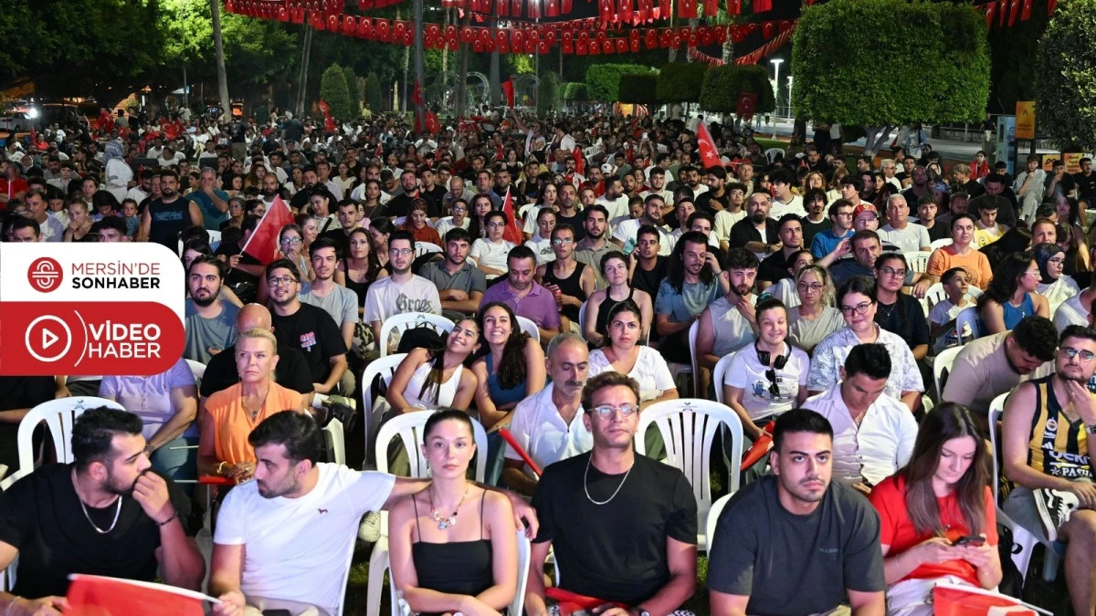 MERSİNLİLER YARI FİNAL COŞKUSUNU DEV EKRANDA İZLEDİ
