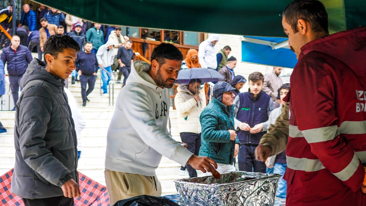 MEZİTLİ BELEDİYESİ&rsquo;NDEN 6 ŞUBAT DEPREM ŞEHİTLERİ ANISINA LOKMA İKRAMI