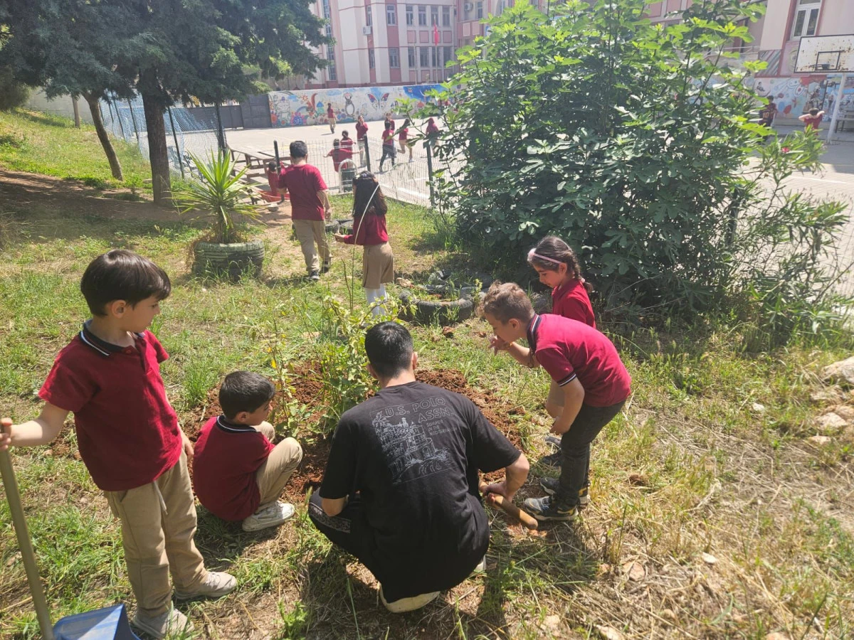 MEZİTLİ&rsquo;DE &Ouml;ĞRENCİLERDEN ORTAK PEYZAJ &Ccedil;ALIŞMASI