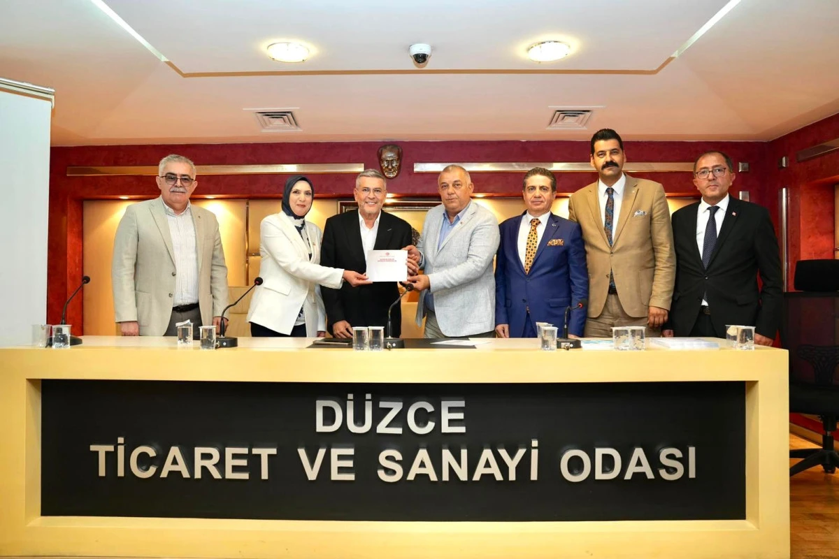 MHP MERSİN MİLLETVEKİLİ VE MYK ÜYESİ DR. LEVENT UYSAL, DÜZCE’DE VATANDAŞLARA TERÖRSÜZ TÜRKİYE’NİN ÖNEMİNİ ANLATTI