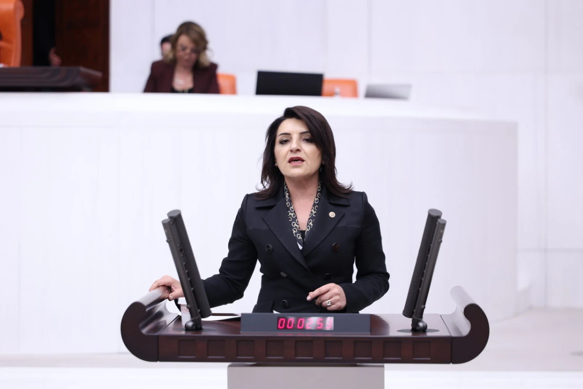 OKULLAR A&Ccedil;ILDI, &lsquo;PARASIZ EĞİTİM&rsquo; K&Acirc;ĞIT &Uuml;ZERİNDE KALDI