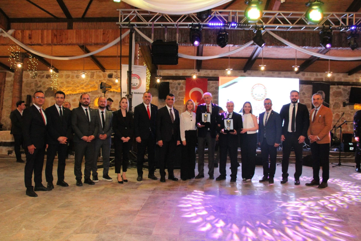 &Ouml;MR&Uuml;N&Uuml; ADALET M&Uuml;CADELESİNE ADAYAN AVUKATLARA ONUR PLAKETİ