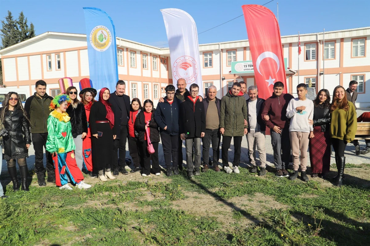 &Ouml;ZEL GEREKSİNİMLİ &Ouml;ĞRENCİLERLE KUŞ YUVASI BOYAMA VE FİDAN DİKİMİ ETKİNLİĞİ