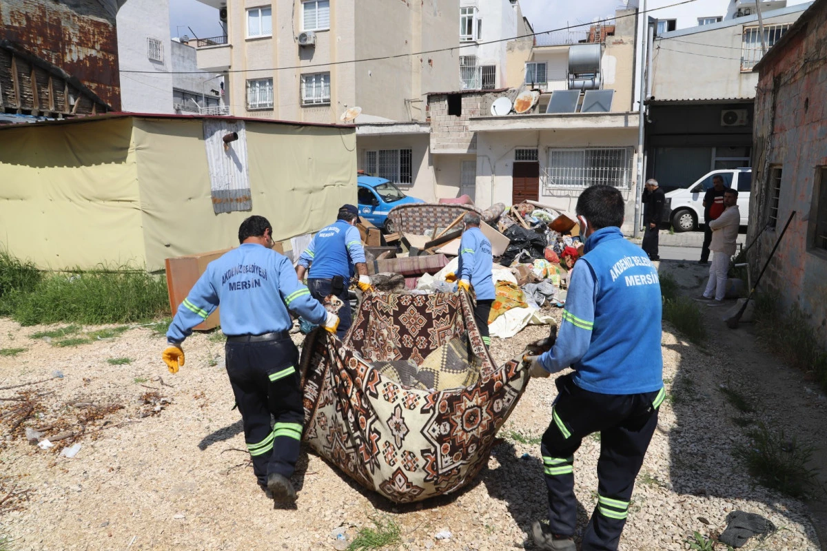 SAHİPLERİNİN YAŞAMINI YİTİRDİĞİ EVDEN 1 KAMYON &Ccedil;&Ouml;P &Ccedil;IKARILDI