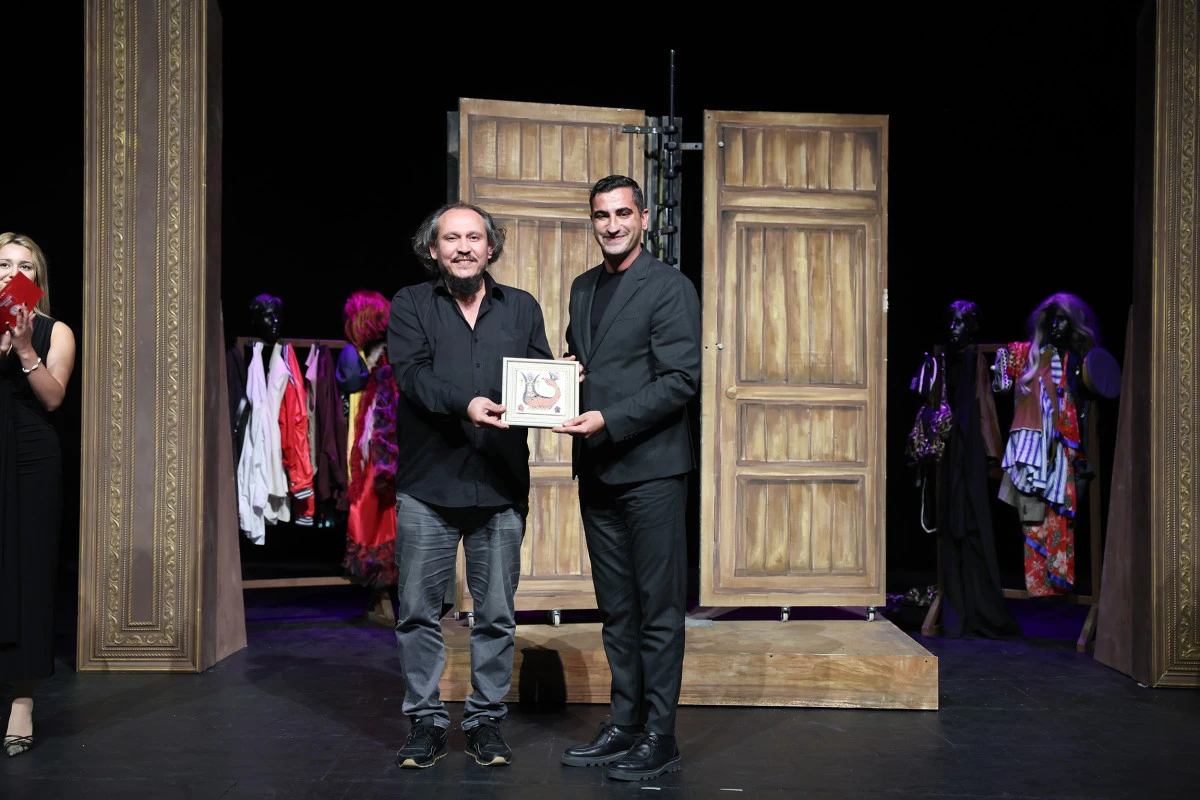 ŞEHİR TİYATROSU’NUN SEVİLEN OYUNU EYVAH NADİR İSTANBUL’DA DA BÜYÜK BEĞENİ TOPLADI