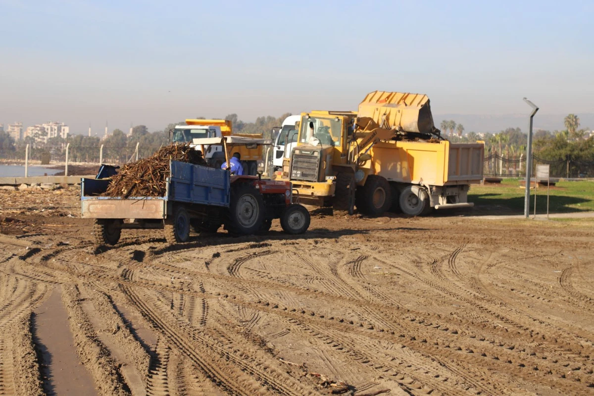 SELİN ARDINDAN AKDENİZ BELEDİYESİ&rsquo;NDEN YOĞUN MESAİ: MİLLET BAH&Ccedil;ESİ SAHİLİ TEMİZLENİYOR