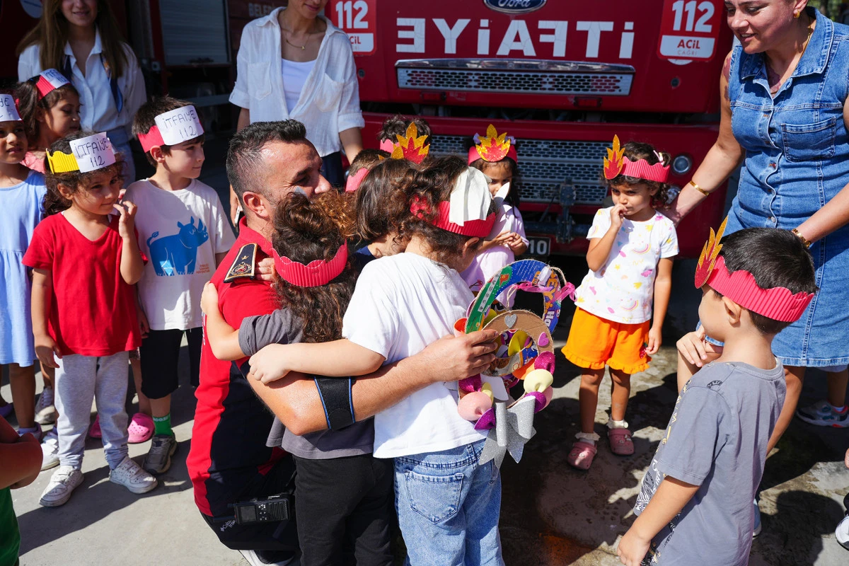 TARSUS BELEDİYESİ KREŞLERİNDEN İTFAİYECİLERE ANLAMLI ZİYARET