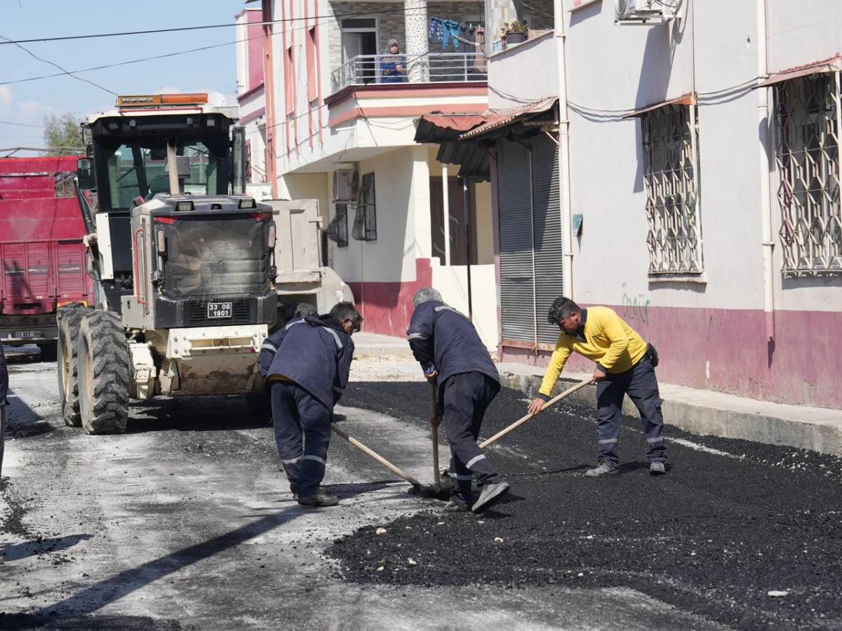 TARSUS BELEDİYESİ YOL BAKIM &Ccedil;ALIŞMALARINI S&Uuml;RD&Uuml;R&Uuml;YOR