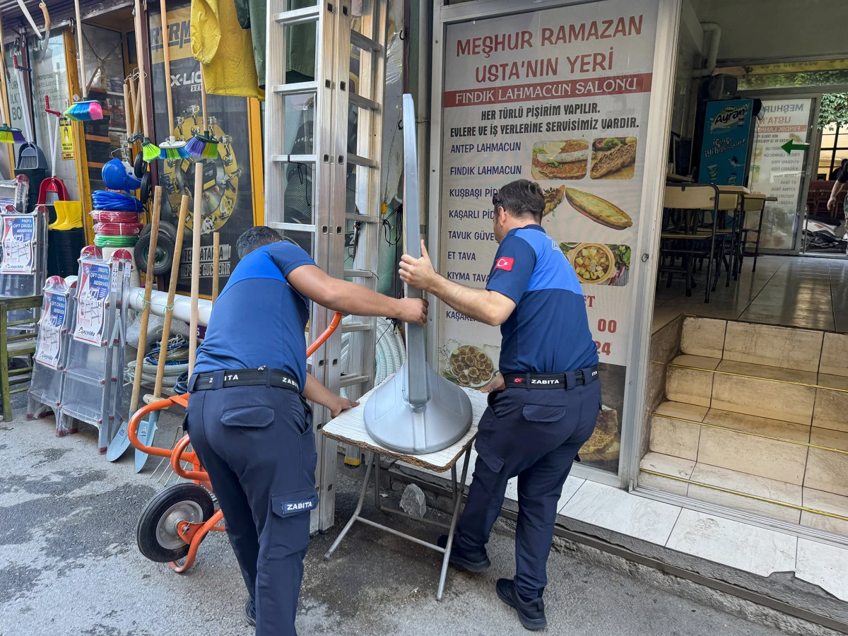 TARSUS BELEDİYESİ ZABITA EKİPLERİ KALDIRIM İŞGALİNE GEÇİT VERMİYOR