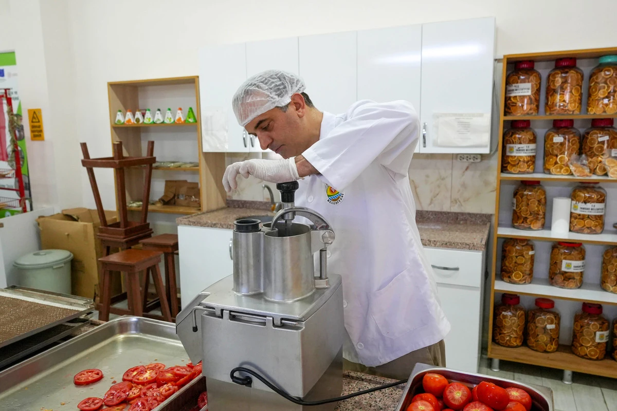 TARSUS BELEDİYESİ'NDEN ÜRETİCİYE DESTEK: MEYVE VE SEBZE KURUTMA TESİSİYLE KATMA DEĞERLİ ÜRETİM