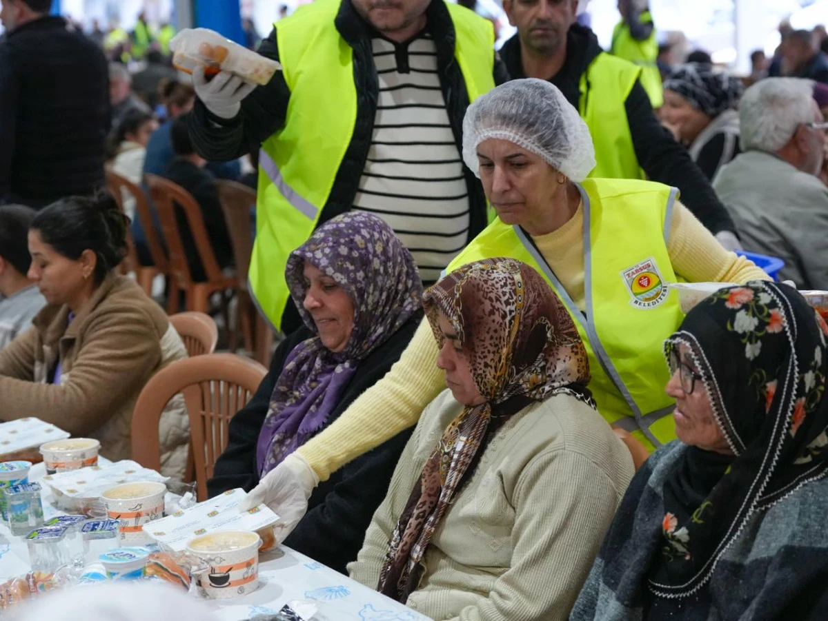 TARSUS&rsquo;TA İLK İFTAR SOFRASI KURULDU  