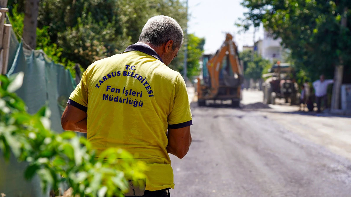 TARSUS’UN YOLLARI YENİLENİYOR: 9 MAHALLEDE ASFALT YAMA ÇALIŞMASI