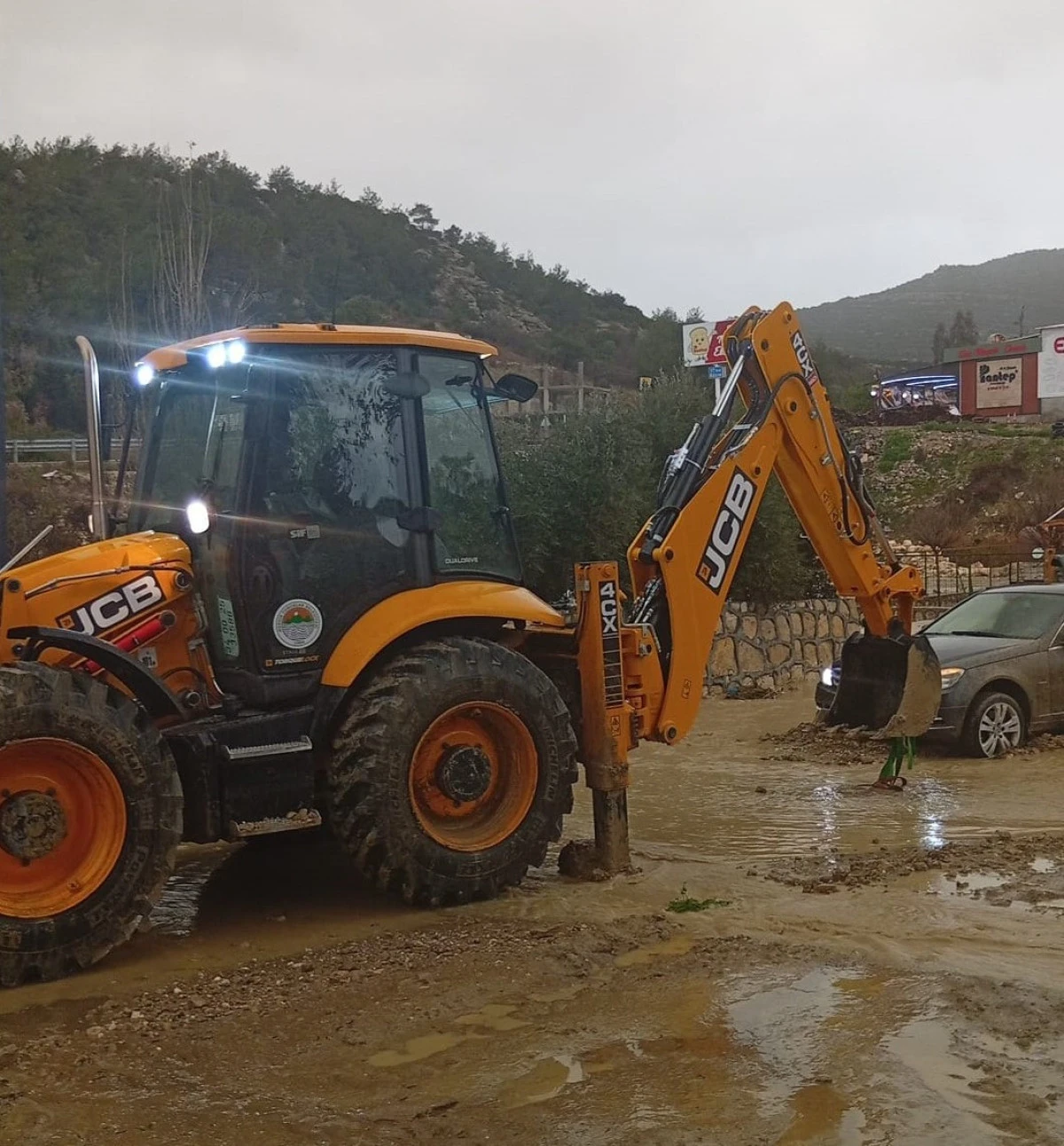 TOROSLAR BELEDİYESİ EKİPLERİNDEN YAĞIŞ MESAİSİ