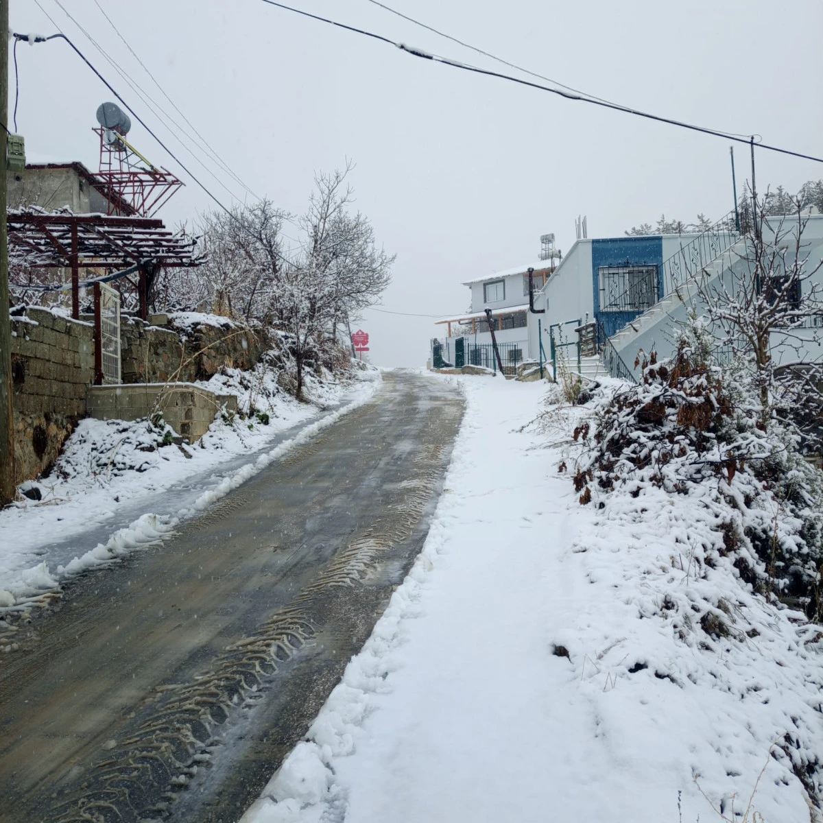 TOROSLAR BELEDİYESİNDEN KARLA KAPANAN YOLLARA HIZLI M&Uuml;DAHALE 