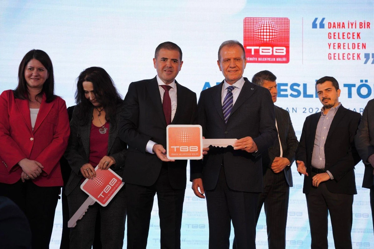 T&Uuml;RKİYE BELEDİYELER BİRLİĞİ&rsquo;NDEN MEZİTLİ&rsquo;YE İŞ MAKİNESİ (EKSKAVAT&Ouml;R) DESTEĞİ