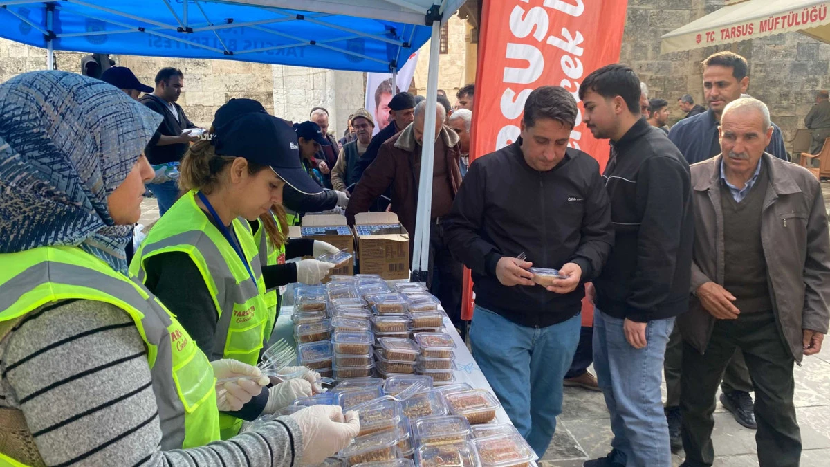 ULU CAMİ &Ouml;N&Uuml;NDE ŞEHİTLERİN ANISINA HELVA İKRAMI