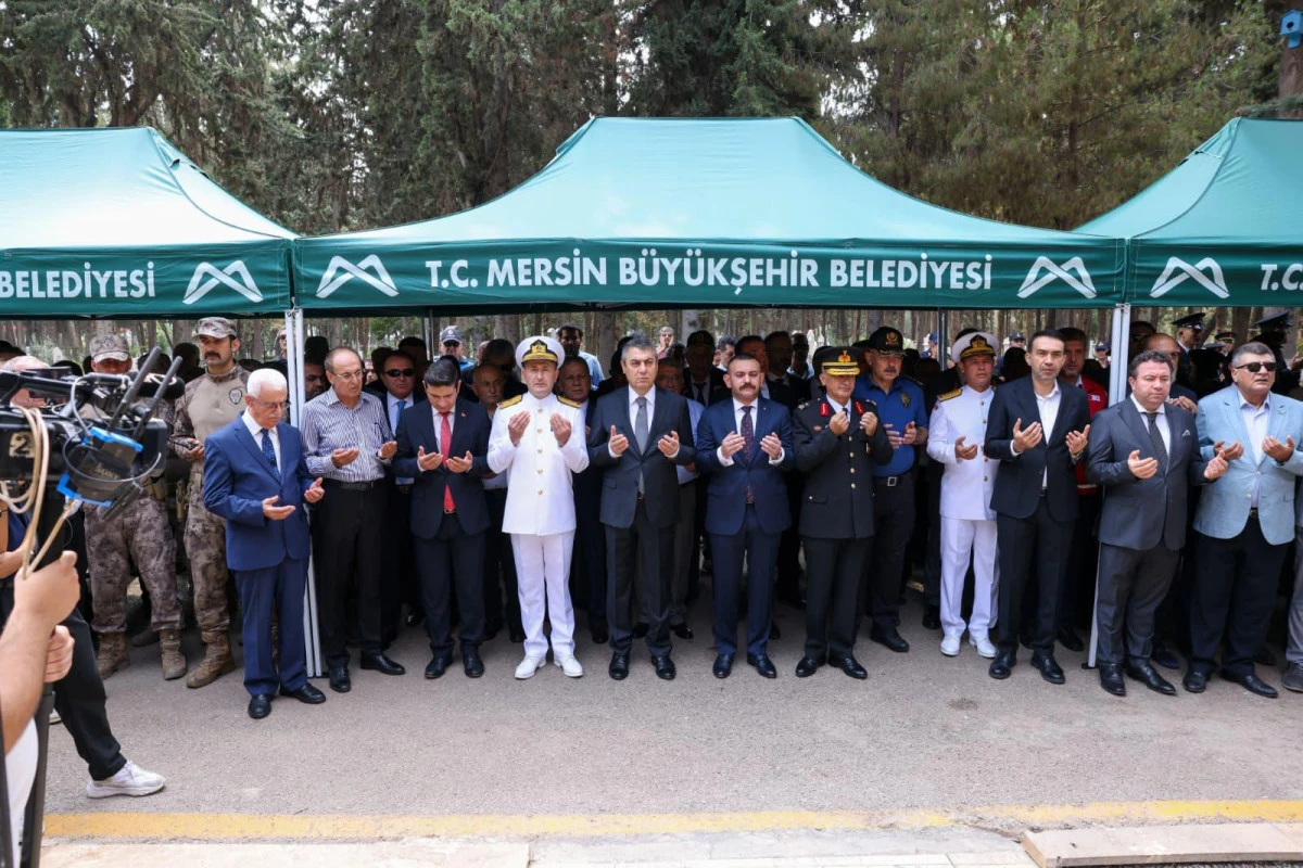 VALİ ATİLLA TOROS, 15 TEMMUZ DEMOKRASİ VE MİLLİ BİRLİK GÜNÜ ANMA ETKİNLİKLERİ KAPSAMINDA MERSİN ŞEHİTLİĞİNİ ZİYARET ETTİ