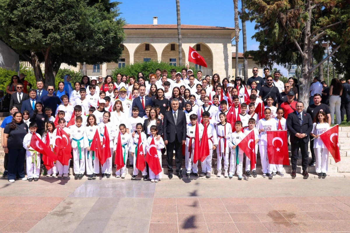 VALİ ATİLLA TOROS 19 MAYIS PROGRAMINA KATILDI