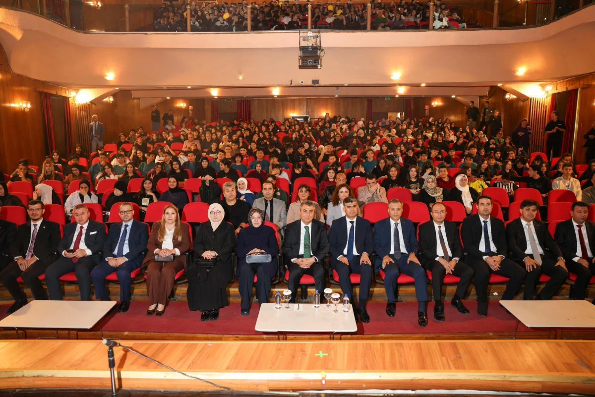 VALİ ATİLLA TOROS, 24 KASIM ÖĞRETMENLER GÜNÜ KUTLAMA PROGRAMINA KATILDI
