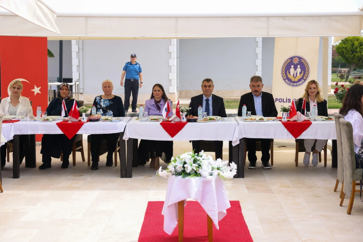 VALİ ATİLLA TOROS, ANNELER GÜNÜ DOLAYISIYLA DÜZENLENEN PROGRAM VE ZİYARETLERE KATILDI