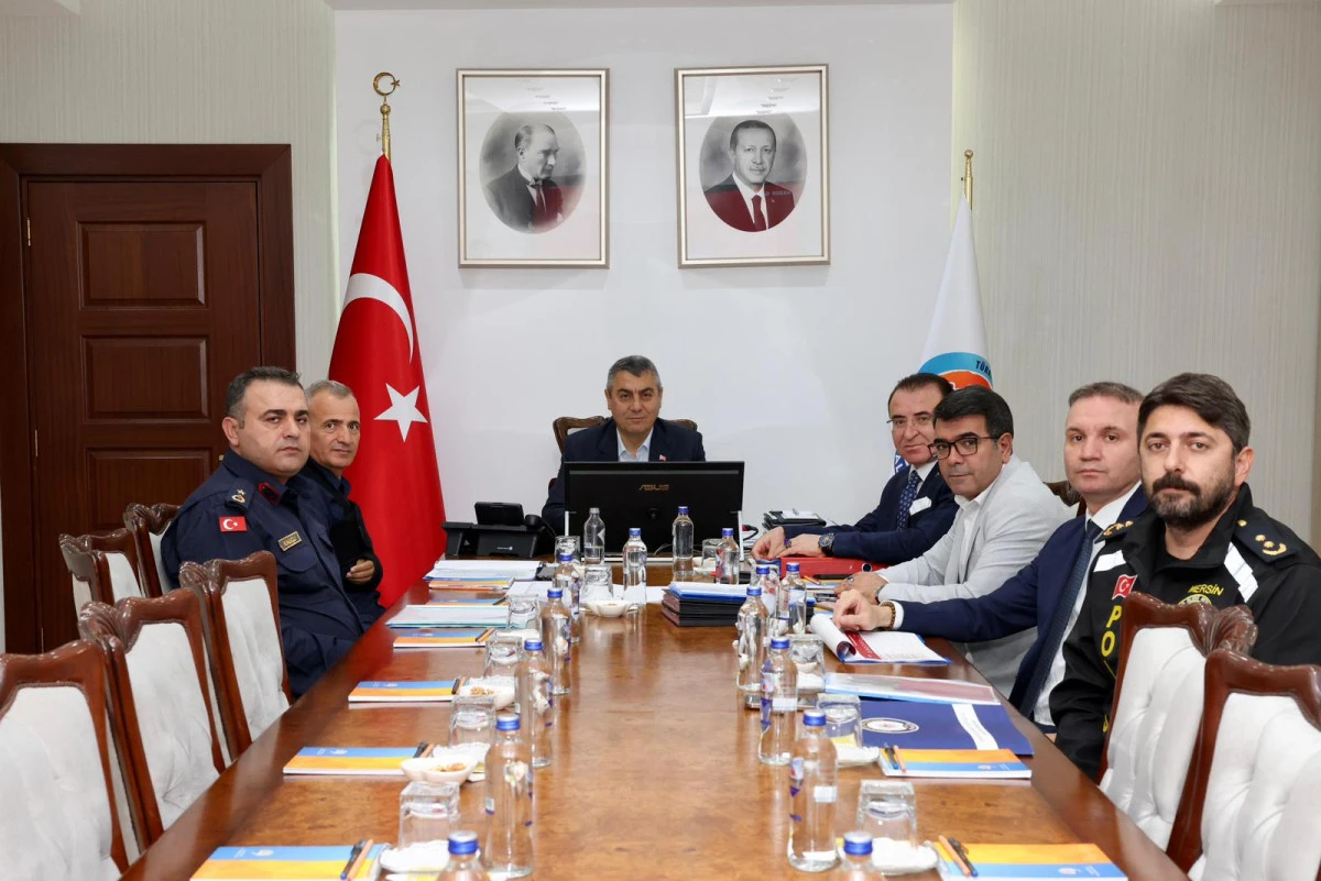 VALİ ATİLLA TOROS BAŞKANLIĞINDA GÜVENLİK VE ASAYİŞ DEĞERLENDİRME TOPLANTISI GERÇEKLEŞTİRİLDİ, ÇEŞİTLİ PROGRAMLARA KATILIM SAĞLANDI